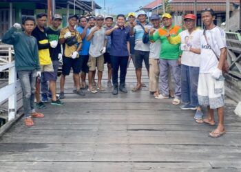 Andi Faiz dan Komunitas BMW Gotong Royong Perbaiki Jembatan di Bontang Kuala