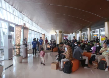 Penumpang Bandara APT Pranoto Keluhkan Pelayanan Angkutan, Sopir Taksi Dikeluhkan Sering Pemaksaan