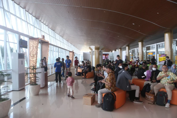 Pelayanan Bandara APT Pranoto disorot warga Samarinda. Terutama sopir bandara yang sering dianggap melakukan pemaksaan terhadap calon penumpang. (FOTO: RAMA/KP)