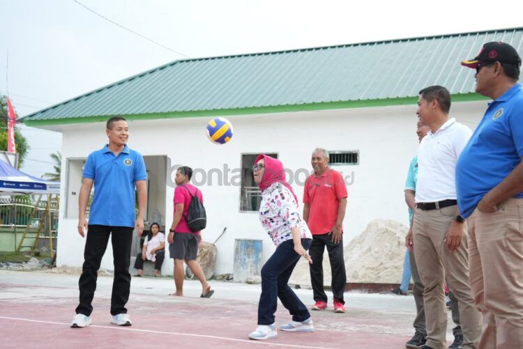 Wakil Wali Kota Bontang, Najirah melakukan pemukulan bola pertama pada Turnamen bola voli Gadjah Mada CUP 1