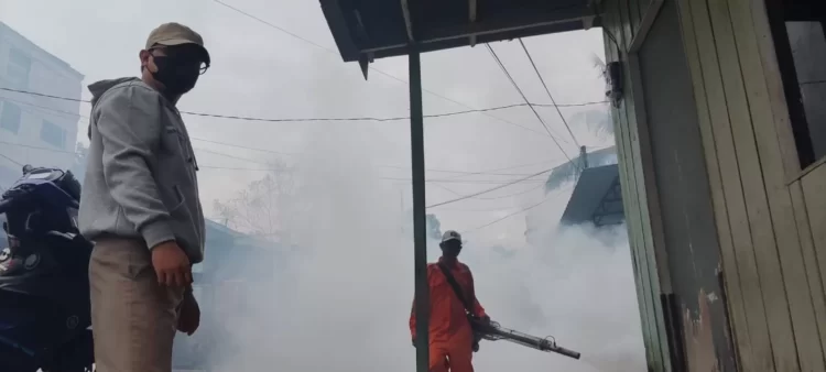Diskes melakukan fogging fokus terhadap area yang terdapat penularan DBD di Belimbing. (FOTO: ADIEL KUNDHARA/KP)