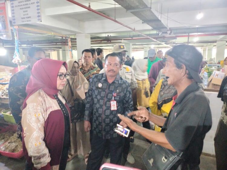 Wakil Wali Kota Bontang Najirah dan Asisten II Bidang Administrasi Pembangunan Lukman (tengah) saat mengunjungi pedagang di Pasar Tamrin beberapa waktu lalu (Jelita/bontangpost.id)
