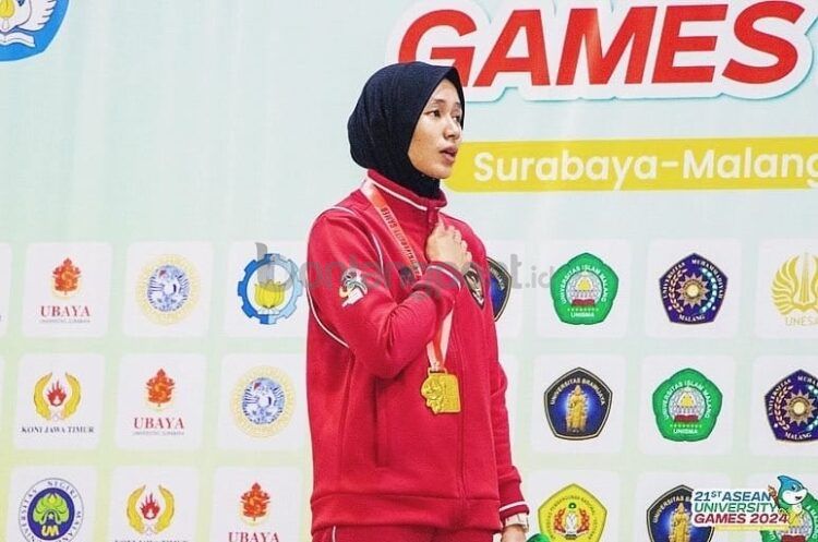 Peraih medali emas cabang olahraga silat kelas B Putri di ajang Asean University Games, Fitri Mawarni.