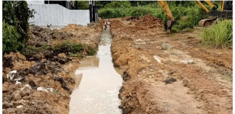 Kondisi akses gang Ardans yang membutuhkan perbaikan infrastruktur untuk kenyamanan warga saat melintas. (FOTO: ADIEL KUNDHARA/KP)