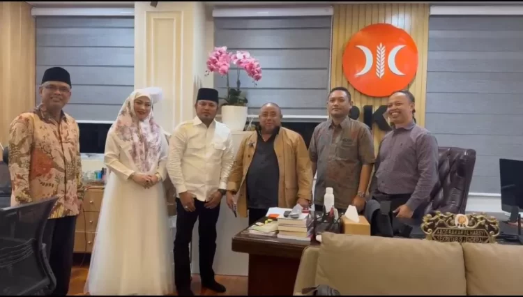 Rudy Mas'ud dan Seno Aji menerima Surat Rekomendasi Calon Gubernur dan Wakil Gubernur Kaltim dari DPP PKS, Kamis (4/7). (dok pribadi)