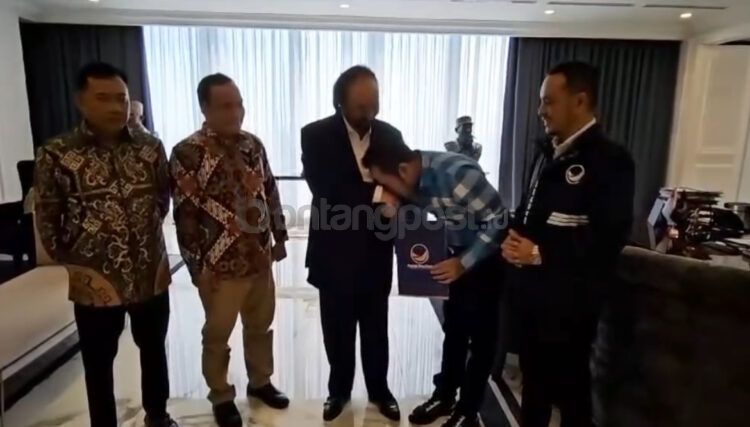 Surya Paloh menyerahkan surat dukungan kepada Rudy Mas’ud. (IG Infogolkarkaltim)
