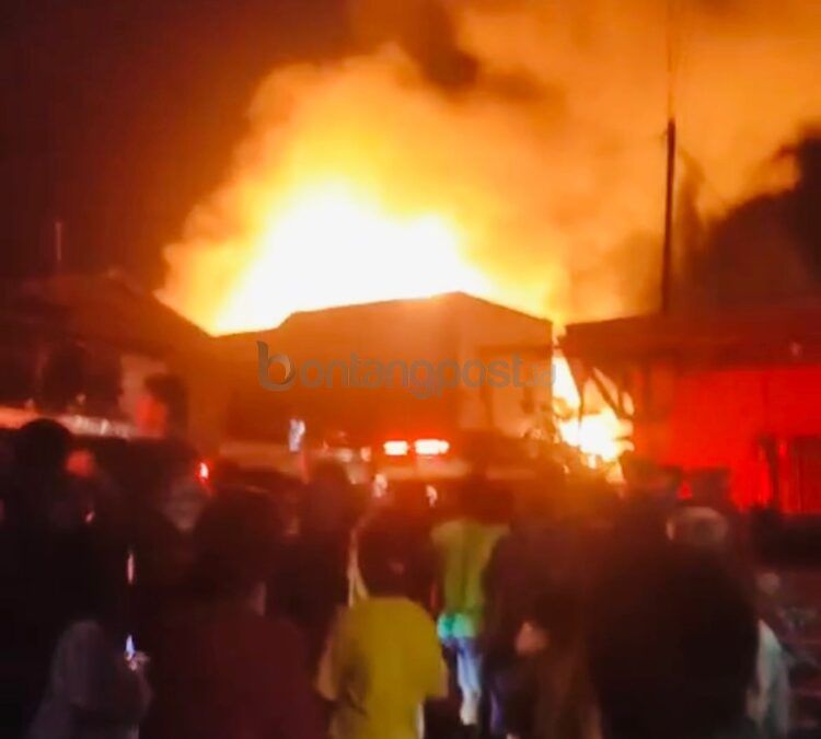 Kebakaran di Pos 7 Loktuan menghanguskan dua bangunan (ist)