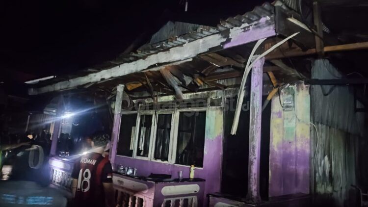 Salah satu rumah dari enam bangunan yang terbakar di wilayah Pos 7 Loktuan (ist)