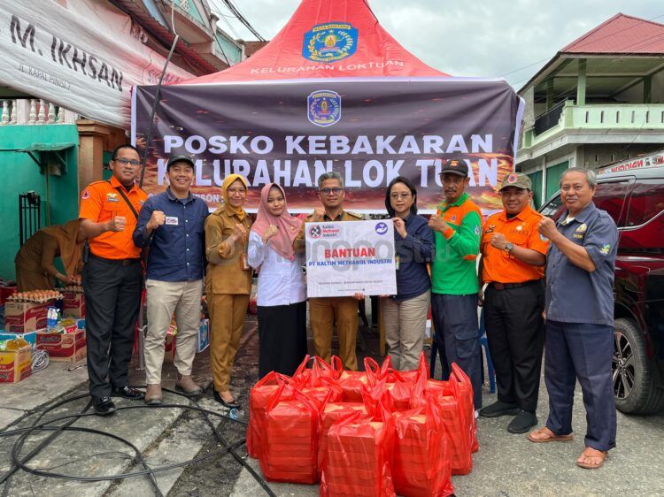 Sri Indah Siswiyani selaku Staff CSR & PR PT KMI (empat dari kanan) saat memberikan bantuan secara simbolis kepada Lurah Loktuan Supriadi. (Ist)