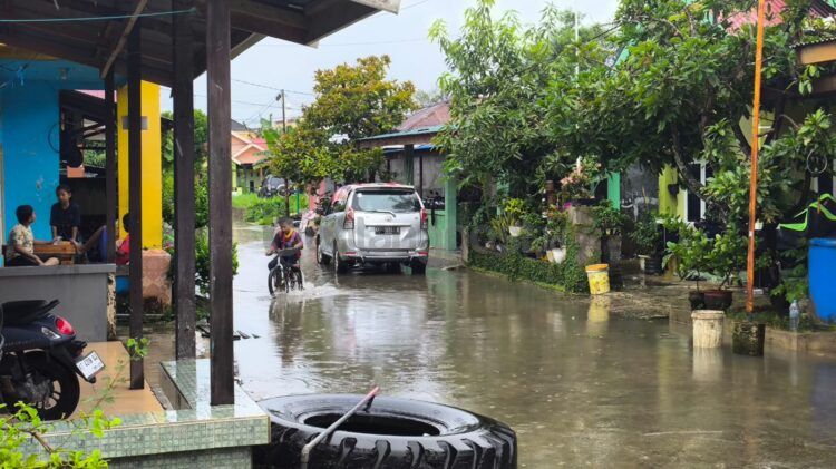 Hujan yang mengguyur Bontang menimbulkan genangan banjir di wilayah RT 33 Kelurahan Tanjung Laut, Bontang Selatan (Nasrullah/bontangpost.id)