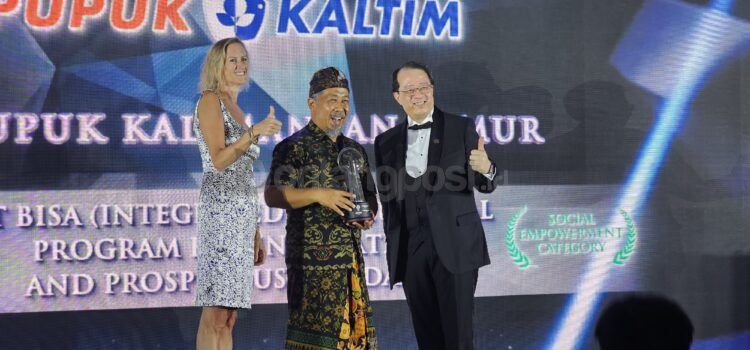 VP TJSL Pupuk Kaltim Sugeng Suedi saat mewakili perusahaan menerima penghargaan Asia Responsible Enterprise Awards (AREA) 2024.