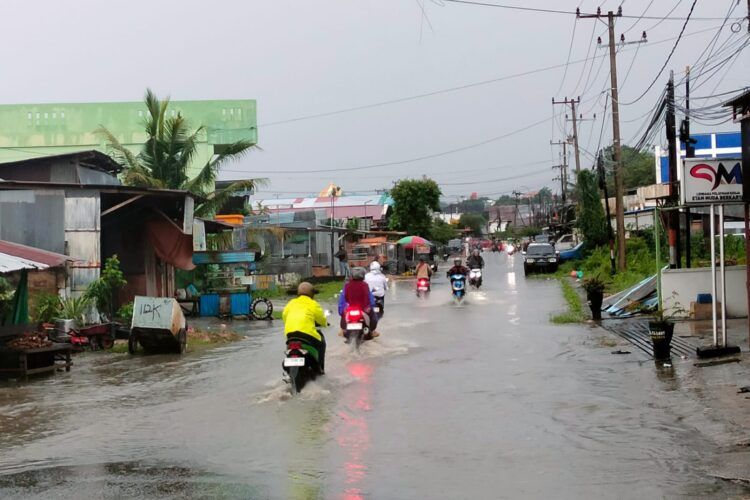 Banjir di Jalan Tembus Pisangan (Jelita/bontangpost.id)