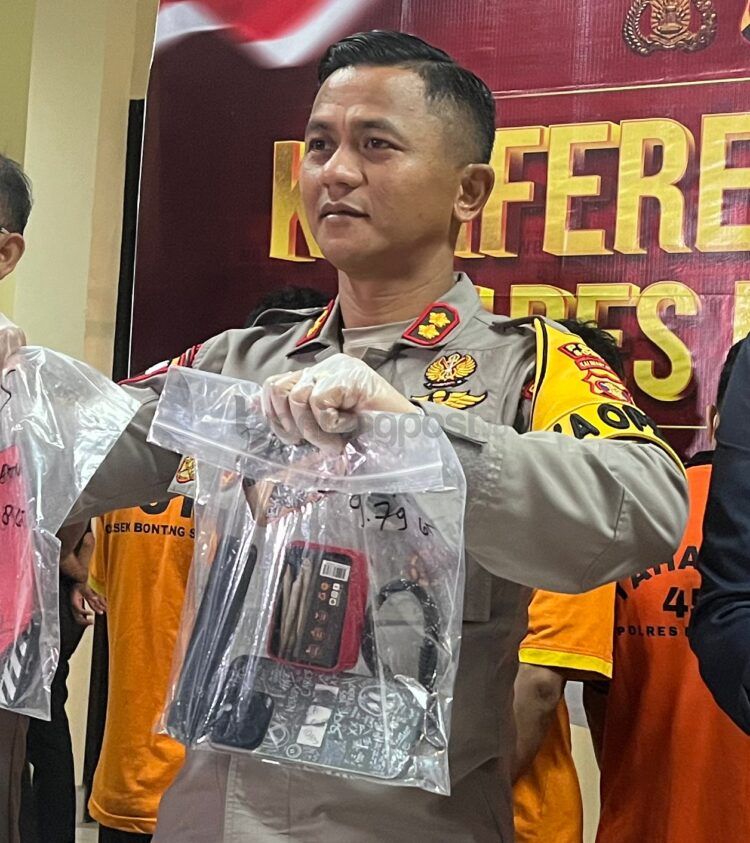 Kapolres Bontang AKBP Alex Frestian Lumban Tobing saat konferensi pers dengan awak media