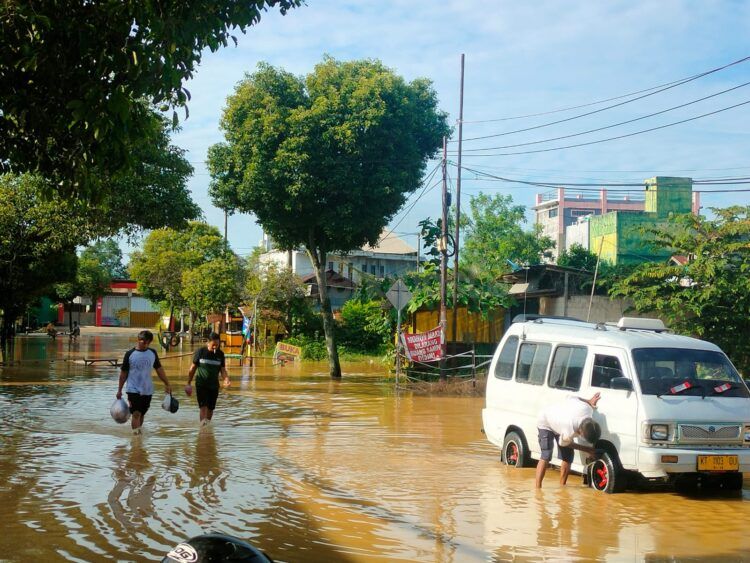 Banjir di turunan Polres sebabkan akses jalan ditutup (Jelita/bontangpost.id)