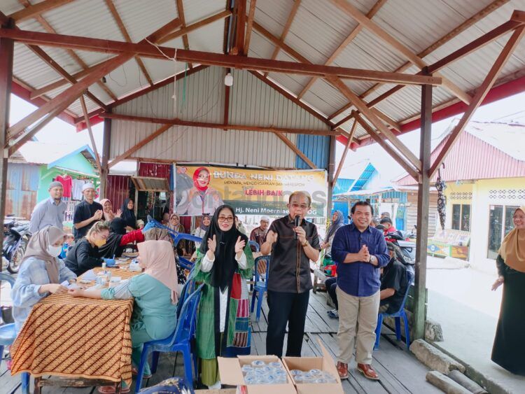 Neni Moerniaeni saat didampingi Agus Haris melakukan cek kesehatan