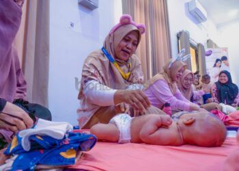 Peringati Hari Anak, Rumah Sakit Pupuk Kaltim Bontang Gelar Pijat Bayi Gratis