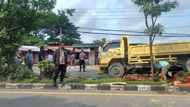 Kecelakaan di KM 6 sebabkan bagian depan truk ringsek (hasyim/bontangpost.id)