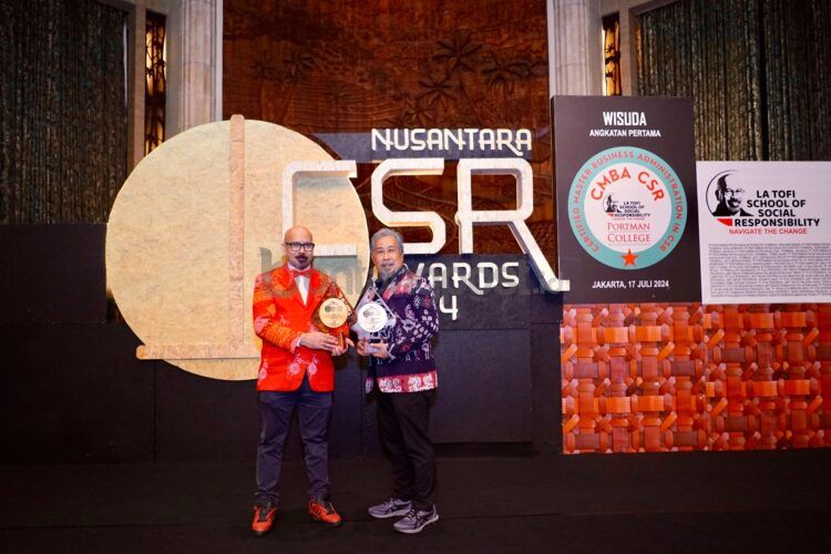 Penghargaan Nusantara CSR Award 2024 diterima langsung oleh VP TJSL Pupuk Kaltim Sugeng Suedi