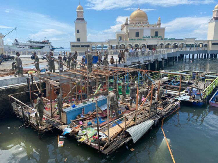 Kafe di sekitar Masjid Terapung dibongkar (Hasyim/bontangpost.id)