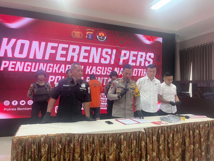 Kapolres Bontang AKBP Alex Frestian Lumban Tobing saat konferensi pers di hadapan awak media (Yulianti Basri/bontangpost.id)
