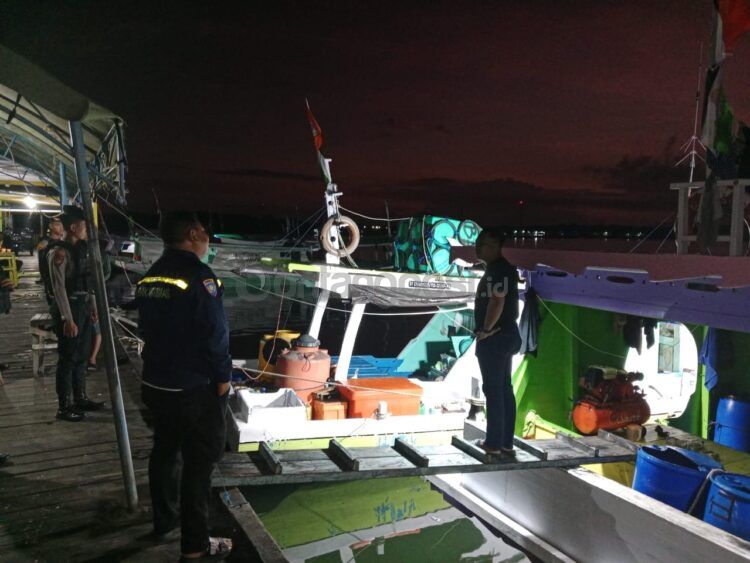 Seorang ABK meninggal saat terjatuh dari atas kapal di area Prakla, Berbas Pantai