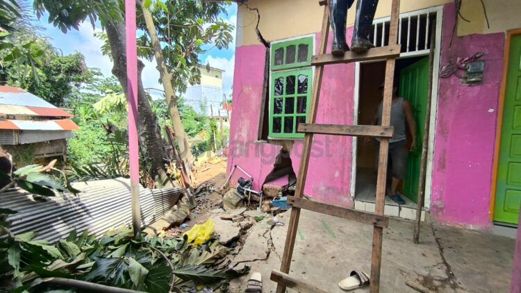 Satu petak rumah di Jalan Atletik, RT 34, Kelurahan Api-Api, terdampak longsor. (Nasrullah/bontangpost.id)