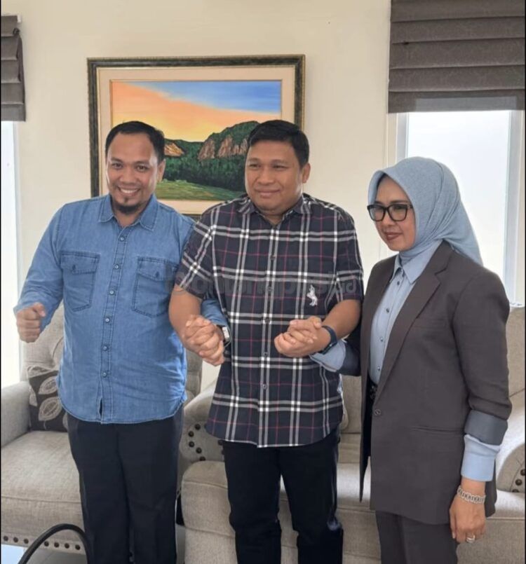 Ketua DPD Demkrat Kaltim Irwan Fecho bertemu. Dengan bakal pasangan calon Najirah-Muhammad Aswar yang merupakan sinyal pengusungan di Pilwali Bontang. (FOTO: ADIEL KUNDHARA/KP)