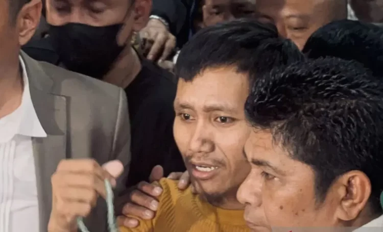 Pegi Setiawan saat keluar dari Gedung Direktorat Tahanan dan Barang Bukti (Dittahti) Polda Jabar, Kota Bandung, Senin (8/7/2024). (ANTARA/Rubby Jovan)