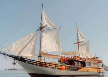 Kapal Wisata IKN Mulai Beroperasi Bulan Ini, Kemenhub Uji Coba Sandar Kapal Phinisi Mahligai di Dermaga Pulau Balang