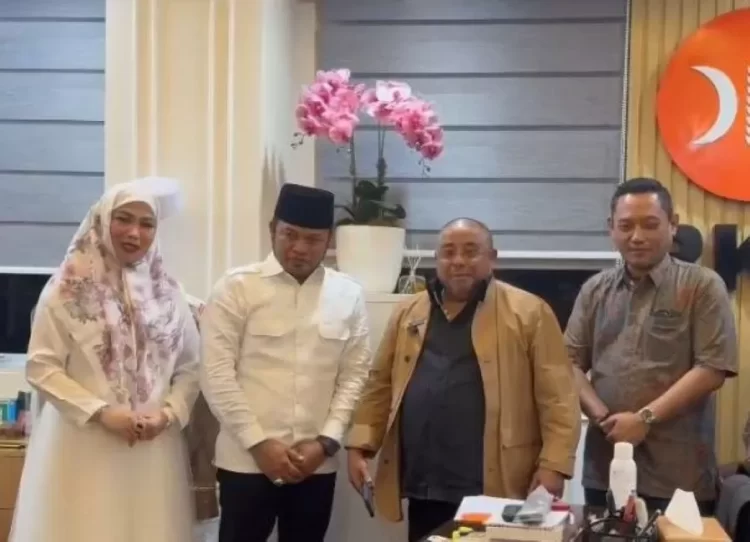 Sekjen DPP PKS Aboe Bakar Al-Habsyi diapit Rudy Masud bersama sang istri, Syarifah Suraidah Abidin, dan Seno Aji.