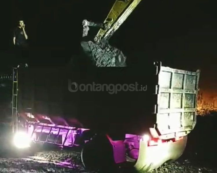 Tambang batu bara diduga ilegal di jalan poros Bontang. Tepatnya di Km 26.