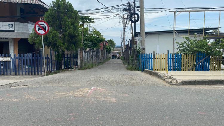 Warga meminta jalan tembus menuju wilayah Pisangan ini mendapat perbaikan (Hasyim/bontangpost.id)