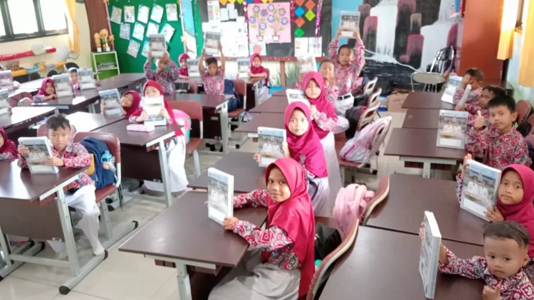 Pelajar di SD 009 Bontang Utara mendapatkan bantuan buku tulis gratis. (FOTO: ADIEL KUNDHARA/KP) &nbsp;