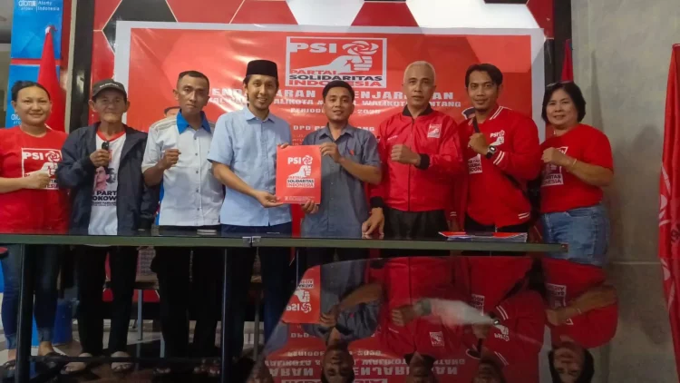 Rombongan dari tim Neni Moerniaeni-Agus Haris melamar ke DPD PSI Bontang terkait pengusungan di Pilwali. (FOTO: ADIEL KUNDHARA/KP)