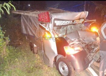Kecelakaan Mobil Pikap vs Truk di Jalan Poros Bontang-Samarinda