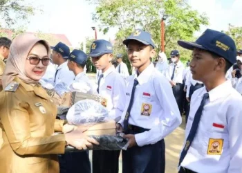 Perlengkapan Sekolah Gratis Dibagi Bertahap; Pengerjaan Tas, Sepatu, dan Baju Batik Belum Rampung