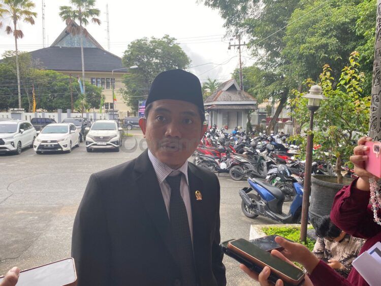 Ketua DPRD Bontang Andi Faizal Sofyan Hasdam menyayangkan perbaikan trotoar Bontang Kuala tak masuk skala prioritas (Hasyim/bontangpost.id)