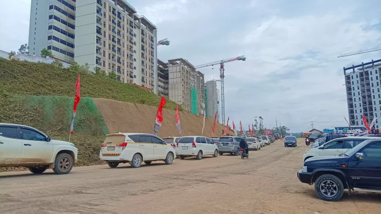 Kendaraan yang berada di lokasi parkir tak jauh dari tempat upacara HUT RI rata-rata bodinya dipenuhi debu. (SYAHRUL RAMADHAN)