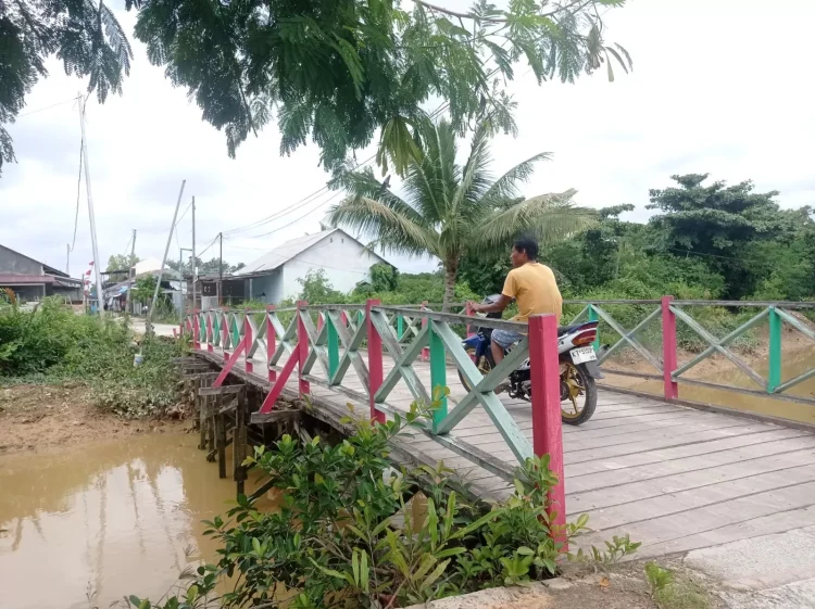 Jembatan kayu di Gang Granit 3, Bontang Kuala termasuk yang akan diperbaiki tahun depan oleh Dinas Pekerjaa Umum dan Penataan Ruang Kota Bontang. (FOTO: ADIEL KUNDHARA/KP)