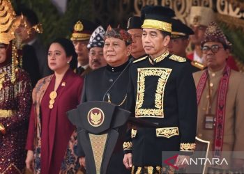 Pimpin Upacara HUT Ke-79 RI di IKN, Jokowi Pakai Baju Adat  Kesultanan Kutai