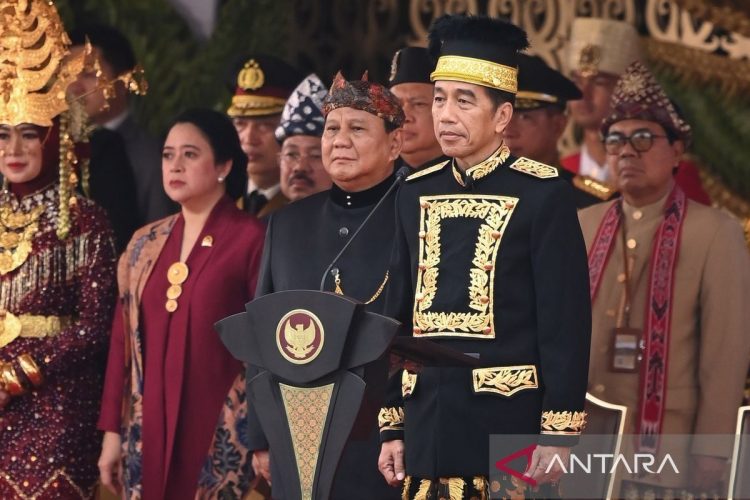 Presiden Joko Widodo (kedua kanan) didampingi Menhan Prabowo Subianto (ketiga kiri) dan Ketua DPR Puan Maharani (kedua kiri) mengikuti upacara Peringatan Detik-detik Proklamasi Kemerdekaan Republik Indonesia di lapangan upacara Istana Negara Ibu Kota Nusantara (IKN), Penajam Paser Utara, Kalimantan Timur, Sabtu (17/8/2024). Upacara dalam rangka HUT Ke-79 RI tersebut mengusung tema Nusantara Baru Indonesia Maju. (ANTARA FOTO/Hafidz Mubarak A)
