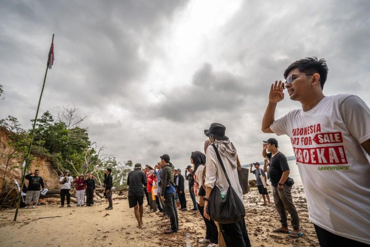 Masyarakat sipil dan warga korban IKN merayakan kemerdekaan Indonesia dengan cara melakukan aksi di Teluk Balikpapan. Mereka melakukan upacara dan membentangkan kain raksasa dan banner. (Jurnasyanto Sukarno / Greenpeace)