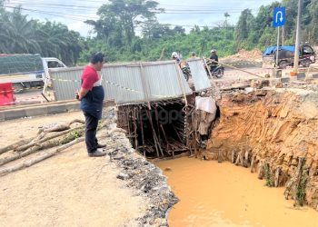 Truk Kerap Terperosok, Kontraktor Proyek Perbaikan Jalan Tembus Klaim Kotak Gorong-gorong Tidak Rusak