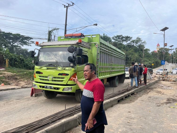 Anggota DPRD Bontang meminta truk bermuatan besar sebaiknya sementara waktu tidak melintas di Jalan Cipto Mangunkusumo. Sebagai alternatif, dapat melewti Jalan Arief Rahman Hakim.