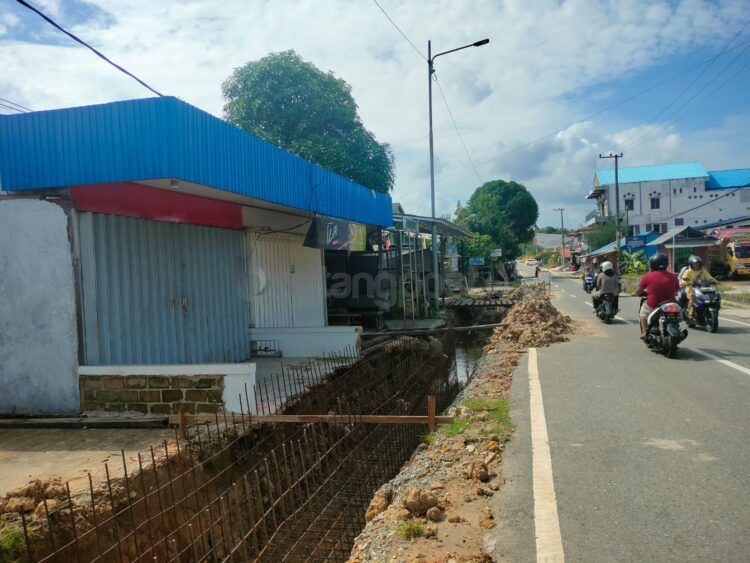 Sejumlah tempat usaha di Jalan Suryanata terlihat tutup (Jelita/bontangpost.id)