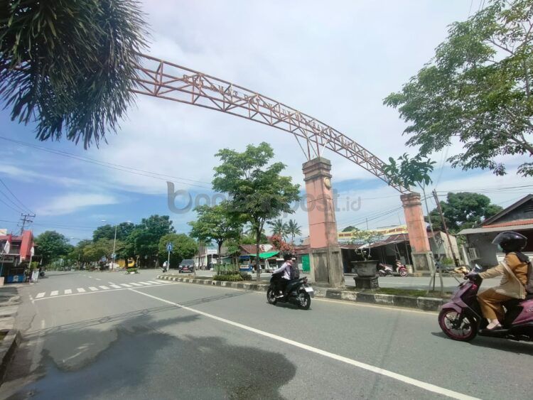 Gapura selamat datang di Kelurahan Tanjung Laut Indah bakal direnovasi tahun depan (Jelita/bontangpost.id)