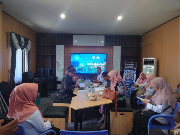 Tim KI saat melakukan visitasi di Kelurahan Bontang Baru