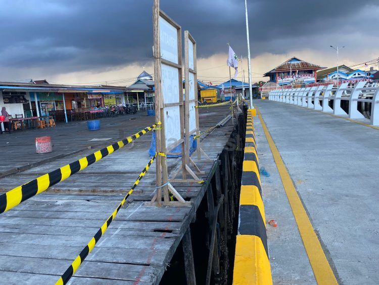 Lubang di sekitar jembatan Selambai kerap membuat beberapa warga terjatuh