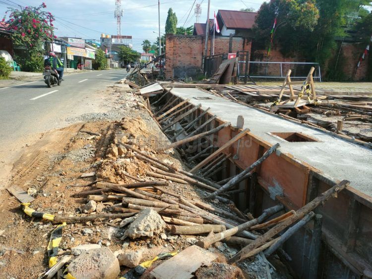 Pengerjaan rekonstruksi Jalan Suryanata ditarget rampung Desember (Jelita/bontangpost.id)