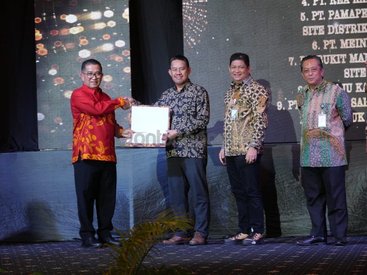 Penghargaan diserahkan langsung oleh Penjabat Gubernur Kaltim Akmal Malik kepada Senior Manager Operation Badak LNG Nasrul Syahruddin pada Jumat (9/8/2024) di Hotel Bumi Senyiur Samarinda.